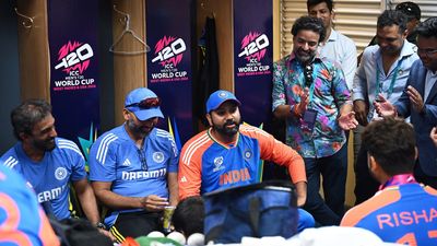 'मुझे सभी की ऑक्सीजन की जरूरत', रोहित शर्मा ने फाइनल से कुछ मिनट पहले ऐसा क्या कहा, जिसे सुन हर एक खिलाड़ी ने लगा दी अपनी जान जीत के बाद ड्रेसिंग रूम में रोहित शर्मा