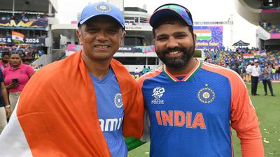 राहुल द्रविड़ ने क्यों बदला हेड कोच पद छोड़ने का इरादा? रोहित शर्मा के कॉल के बाद बदले हालात, जानिए फोन पर क्या बात हुई वर्ल्ड कप जीतने के बाद रोहित शर्मा के साथ राहुल द्रविड़