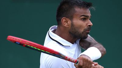 पेरिस ओलिंपिक से ठीक पहले Wimbledon 2024 में भारतीय स्टार को झटका, दो घंटे 38 मिनट बाद मिली बुरी खबर मियोमिर केकमानोविच के खिलाफ बैकहैंड शॉट लगाते सुमित नागल