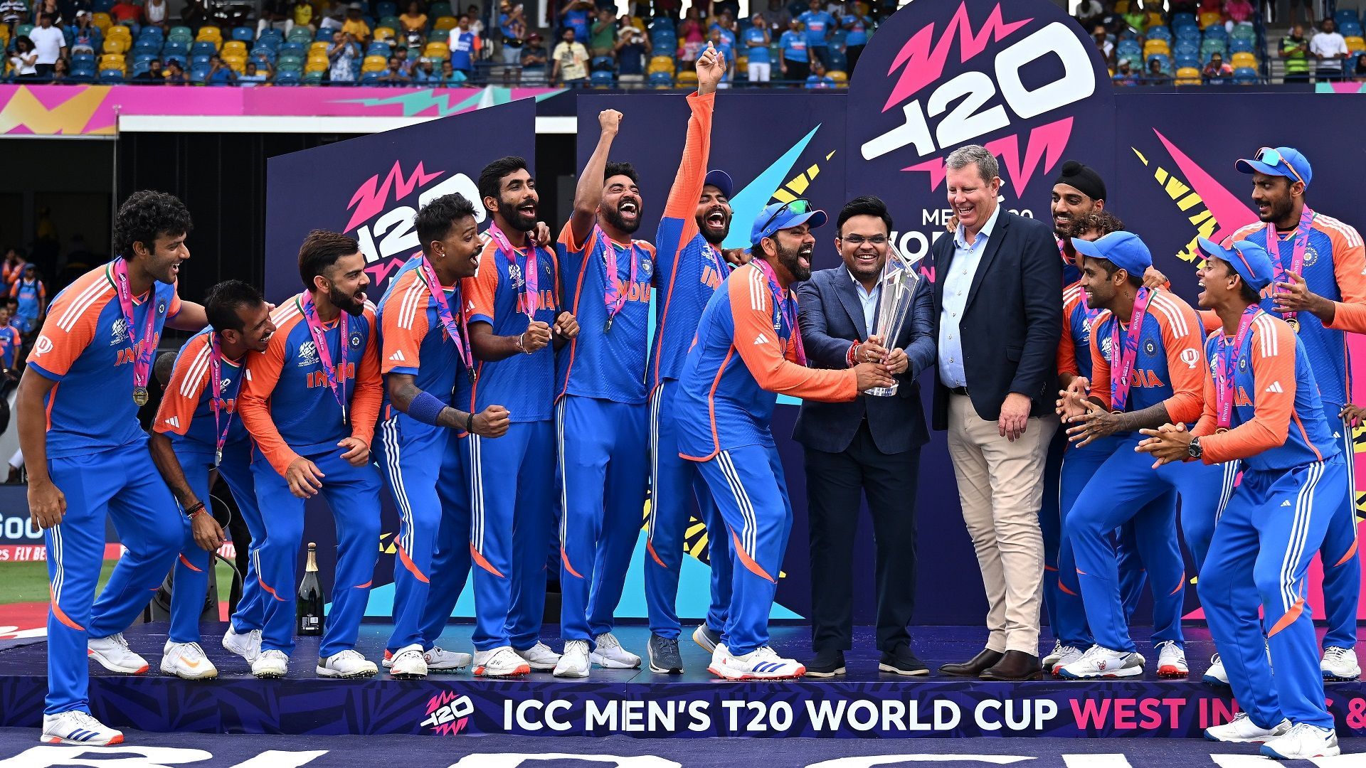  बारबाडोस के तूफान में फंसी वर्ल्‍ड चैंपियन टीम इंडिया कब लौटेगी भारत? फ्लाइट में देरी से बढ़ा फैंस का इंतजार