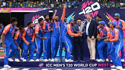 बारबाडोस के तूफान में फंसी वर्ल्ड चैंपियन टीम इंडिया कब लौटेगी भारत? फ्लाइट में देरी से बढ़ा फैंस का इंतजार टी20 वर्ल्ड कप ट्रॉफी के साथ टीम इंडिया