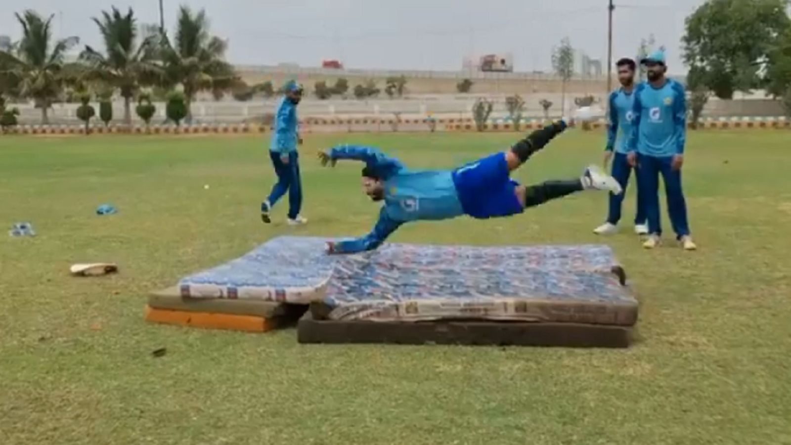 पाकिस्तानी प्लेयर्स की गद्दे पर फील्डिंग प्रैक्टिस, ट्रेनिंग सेशन का Video वायरल होने के बाद अब उड़ा मजाक  पाकिस्तानी प्लेयर्स की गद्दे पर फील्डिंग प्रैक्टिस, ट्रेनिंग सेशन का Video वायरल होने के बाद अब उड़ा मजाक