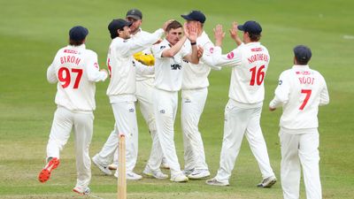 हैरतअंगेज: 593 रन का लक्ष्य, मैच की आखिरी गेंद पर गिरा विकेट, मैच हुआ टाई, 1 रन से बचा 250 साल के फर्स्ट क्लास इतिहास का वर्ल्ड रिकॉर्ड काउंटी चैंपियनशिप में ग्लेमॉर्गन और ग्लूसेस्टरशर का मैच टाई रहा.