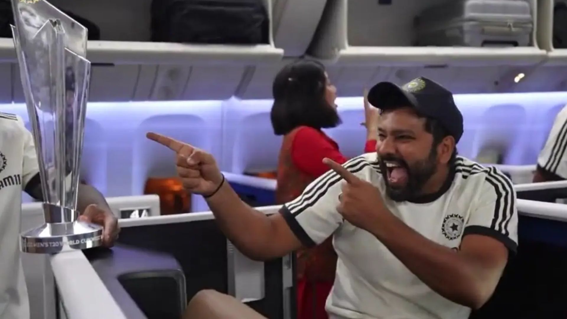 16 घंटे के सफर में प्लेन के अंदर बच्चों की तरह उछल-कूद करने लगे भारतीय खिलाड़ी, सामने आया जश्न का मजेदार वीडियो