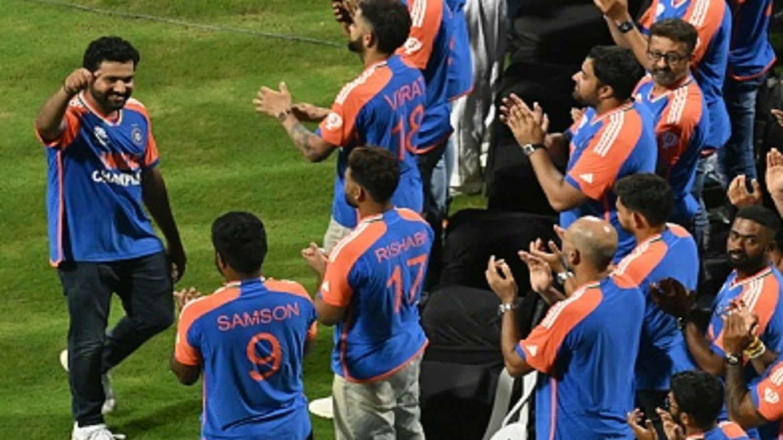 रोहित शर्मा ने खचाखच भरे स्टेडियम में इन दो खिलाड़ियों को बताया हीरो, एक के चेहरे पर मुस्कान आई तो दूसरा हुआ इमोशनल रोहित शर्मा ने खचाखच भरे स्टेडियम में इन दो खिलाड़ियों को बताया हीरो, एक के चेहरे पर मुस्कान आई तो दूसरा हुआ इमोशनल