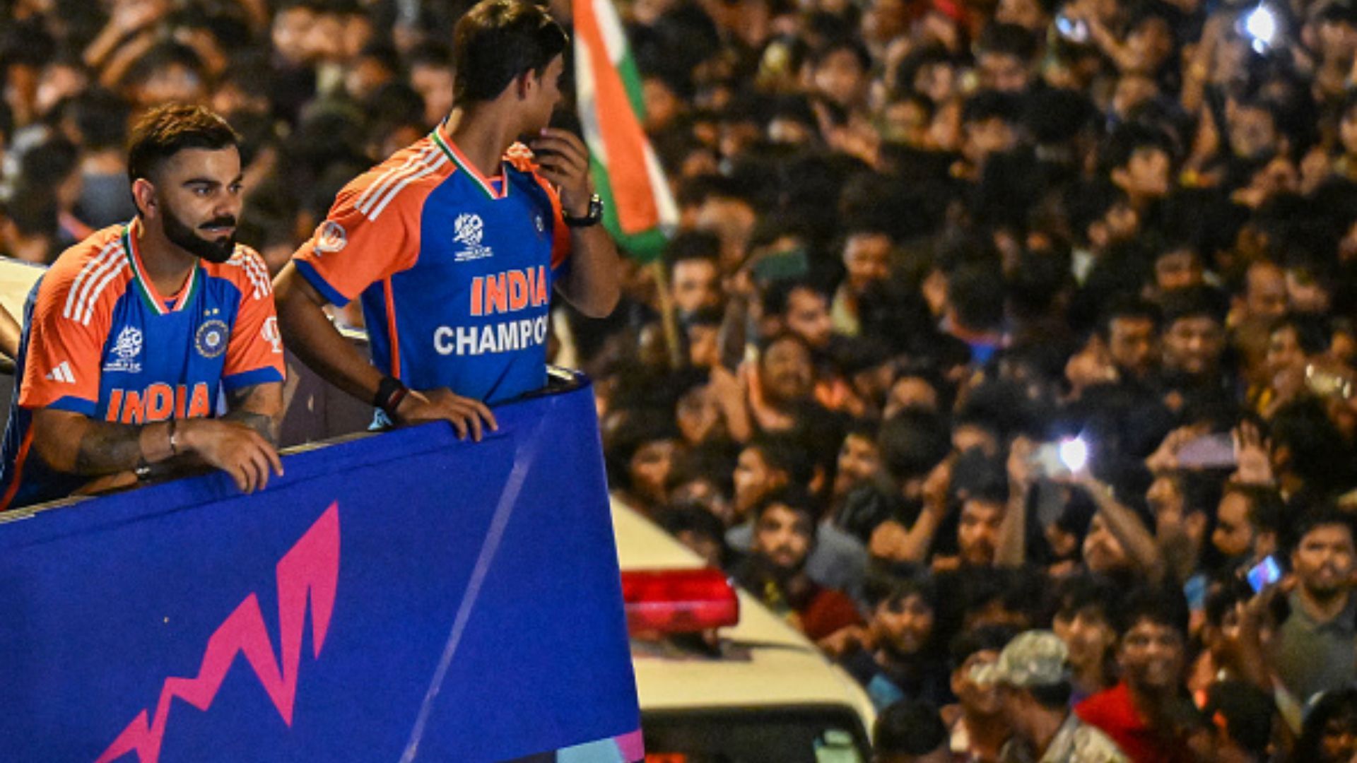 विराट कोहली ने किया उस भयंकर लम्हे का खुलासा जब लगा कि इस बार भी वर्ल्ड कप हाथ से निकल गया विक्ट्री परेड के दौरान विराट कोहली