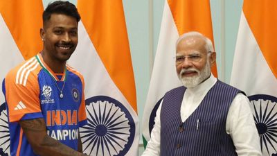 पीएम नरेंद्र मोदी के सामने छलका हार्दिक पंड्या का दर्द, बुरे समय को याद कर कहा- 'मैदान पर गया तो लोगों ने खूब खिल्ली उड़ाई' पीएम नरेंद्र मोदी के साथ हार्दिक पंड्या