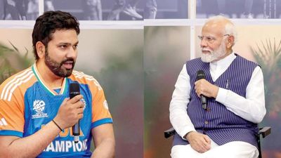 टी20 वर्ल्ड कप जीतने के बाद भी रोहित शर्मा ने पीएम मोदी के सामने मानी अपनी गलती, कहा- 'मैं तो ट्रॉफी जीतना आसान समझता था' रोहित शर्मा और पीएम नरेंद्र मोदी