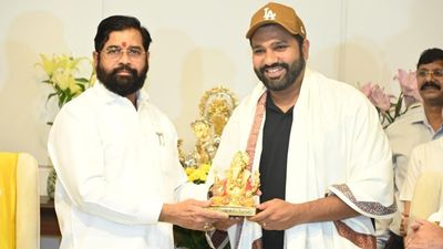 BCCI के बाद अब महाराष्ट्र सरकार ने भी टीम इंडिया के खिलाड़ियों को दी करोड़ों रुपए की इनामी राशि, जानें किसे मिले कितने रुपए सीएम एकनाथ शिंदे के साथ रोहित शर्मा