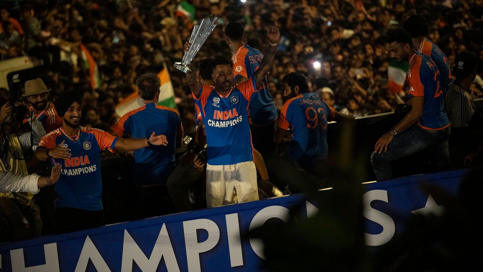 रोहित-विराट को देख भी वर्ल्ड चैंपियन भारतीय खिलाड़ी के नहीं निकले आंसू, बोला- मैं कोशिश कर रहा था, मगर रोना आया ही नहीं रोहित-विराट को देख भी वर्ल्ड चैंपियन भारतीय खिलाड़ी के नहीं निकले आंसू, बोला- मैं कोशिश कर रहा था, मगर रोना आया ही नहीं