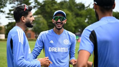 IND vs ZIM : 1699 दिनों के बाद टीम इंडिया में इस धाकड़ तेज गेंदबाज की वापसी, शुभमन गिल की कप्तानी में मिला बड़ा मौका टी20 वर्ल्ड कप में प्रैक्टिस के दौरान अक्षर पटेल के साथ खलील अहमद