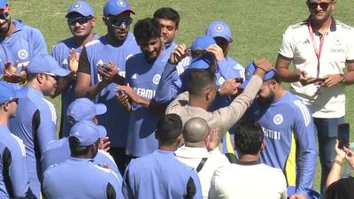 IND vs ZIM: रियान पराग को डेब्यू कैप पहनाने भारत से जिम्बाब्वे पहुंचा ये खास शख्स, क्रिकेटर हुआ भावुक, VIDEO रियान पराग को डेब्यू कैप पहनाते उनके पिता