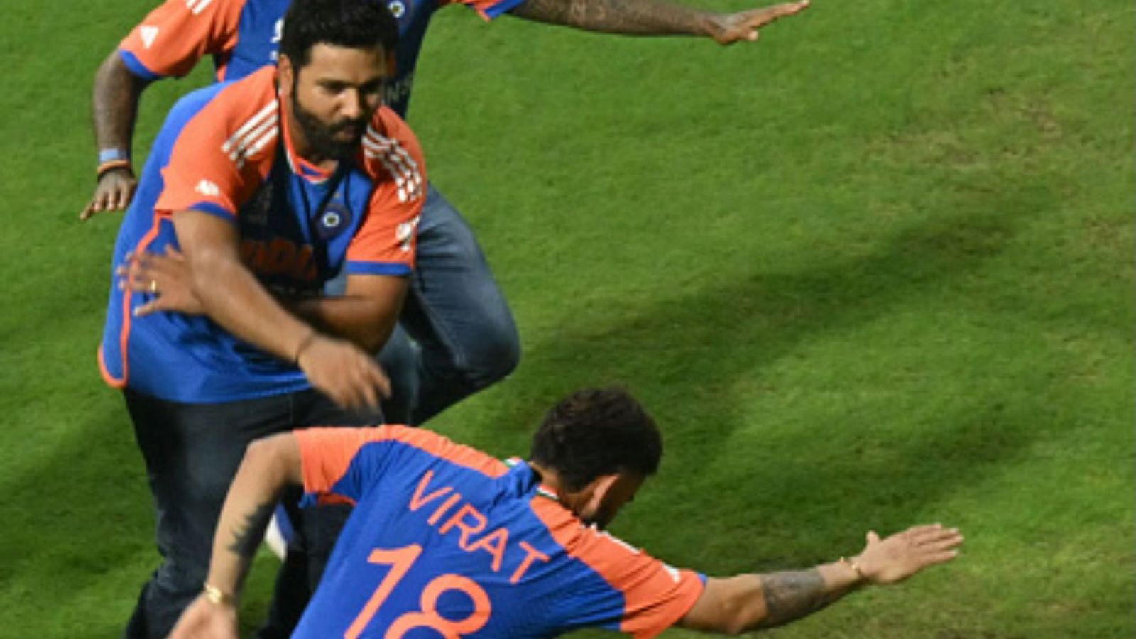 Exclusive: क्या रोहित शर्मा और विराट कोहली के बीच थी दरार? सुनील गावस्कर ने बताई सच्चाई, कहा- खिलाड़ियों के बीच मतभेद... Exclusive: क्या रोहित शर्मा और विराट कोहली के बीच थी दरार? सुनील गावस्कर ने बताई सच्चाई, कहा- खिलाड़ियों के बीच मतभेद...