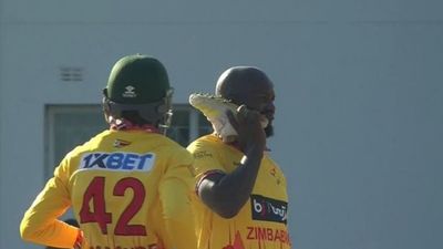 IND vs ZIM : भारतीय बल्लेबाज के साथ LIVE मैच में हुआ गजब बर्ताव, जिम्बाब्वे के गेंदबाज ने आउट करने के बाद जूता निकाला और फिर... मैच के दौरान स्पेशल जूता सेलिब्रेशन करते ल्यूक जॉन्गवे