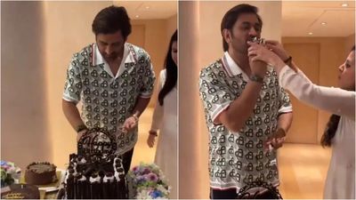 एमएस धोनी को जन्मदिन पर गौतम गंभीर, इरफान पठान और डीजे ब्रॉवो ने दिया खास मैसेज, दिग्गज ने कहा - 'वह भारत के बेस्ट कप्तान' एमएस धोनी ने काटा जन्मदिन केक