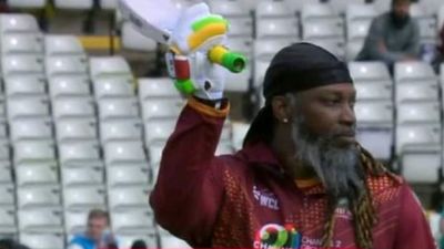 SA vs WI Champions: क्रिस गेल ने फिर बनाया गेंदबाजों का मजाक, खूब उड़ाए छक्के- चौके, वेस्टइंडीज के सामने 6 विकेट से हार गई जैक कैलिस की टीम बैटिंग में धमाका करने के बाद बल्ला हवा में लहराते क्रिस गेल