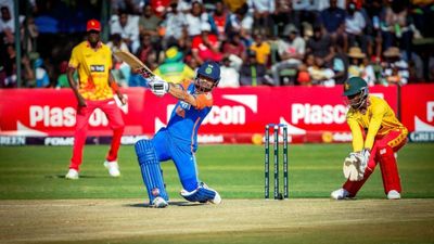 जिम्बाब्वे के खिलाफ रिंकू सिंह ने ऐसा क्या कर दिया कि कोहली- धोनी के करीब पहुंच गए, खास रिकॉर्ड के बादशाह हैं हार्दिक पंड्या रिंकू सिंह छक्का जड़ते हुए