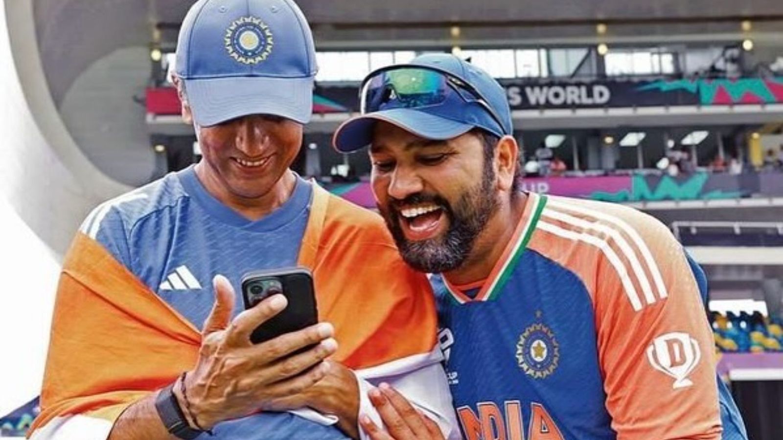 रोहित शर्मा ने करोड़ों फैंस को कर दिया इमोशनल, राहुल द्रविड़ को लिखे विदाई मैसेज में पत्नी रितिका का ताना भी बता दिया रोहित शर्मा ने करोड़ों फैंस को कर दिया इमोशनल, राहुल द्रविड़ को लिखे विदाई मैसेज में पत्नी रितिका का ताना भी बता दिया