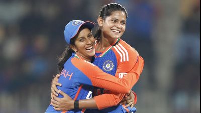 IND vs SA: पूजा-राधा के आगे साउथ अफ्रीका ने 23 रन में गंवाए 7 विकेट, टीम इंडिया ने 10 विकेट से रौंदकर सीरीज की बराबर राधा यादव (दाएं) ने आखिरी टी20 में तीन विकेट लिए.