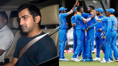 गौतम गंभीर ने हेड कोच बनते ही चुने टी20 और वनडे के लिए अलग कप्तान? जानिए किसे मिलेगी कमान, श्रीलंका दौरे के लिए टीम का ऐलान इस दिन! कार में बैठे गौतम गंभीर, विकेट का एक साथ जश्न मनाती टीम इंडिया