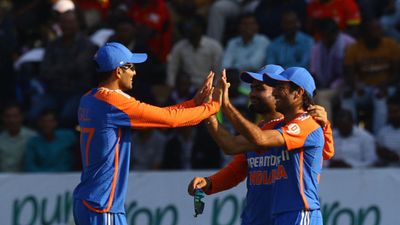 IND vs ZIM : शुभमन गिल के धमाके और 'सुंदर' गेंदबाजी से भारत ने जिम्बाब्वे को 23 रन से दी मात, सीरीज में 2-1 की बनाई बढ़त IND vs ZIM मैच के दौरान टीम इंडिया के खिलाड़ियों के साथ कप्तान शुभमन गिल