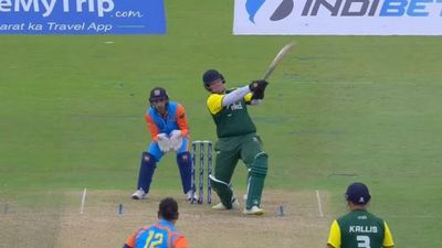 IND C vs SA C: साउथ अफ्रीका से करारी हार के बाद भी टीम इंडिया सेमीफाइनल में पहुंची, फिर चला यूसुफ पठान का बल्ला युवराज सिंह की गेंद पर शॉट खेलते रिचर्ड लेवाई