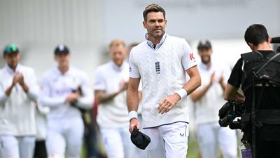 James Anderson : 21 साल का टेस्ट करियर समाप्त करने के बाद जेम्स एंडरसन ने बताई आप बीती, कहा - 55 साल के जैसा महसूस हो रहा और दर्द... वेस्टइंडीज के सामने विदाई टेस्ट मैच के दौरान जेम्स एंडरसन