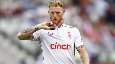 ENG vs WI: गस एटकिंसन ने आखिरी विकेट लेने के बाद जेम्स एंडरसन से क्यों मांगी माफी, कप्तान बेन स्टोक्स ने बताई रोचक वजह इंग्लैंड के टेस्ट कप्तान बेन स्टोक्स.