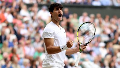 Wimbledon 2024 : विंबलडन में एल्कराज का 'राज' बरकरार, मेदवेदेव को लगातार दूसरी बार सेमीफाइनल में मात देकर फाइनल में रखा कदम Wimbledon 2024 में सेमीफाइनल जीतने के बाद कार्लोस एल्कराज