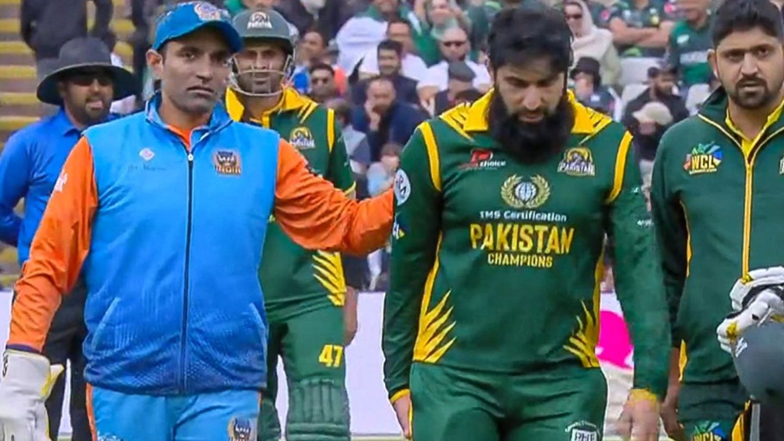 IND vs PAK: दर्द से जूझ रहे थे मिस्बाह उल हक, रॉबिन उथप्पा मदद को पहुंचे, ड्रेसिंग रूम से मंगवाई मदद, देखिए Video IND vs PAK: दर्द से जूझ रहे थे मिस्बाह उल हक, रॉबिन उथप्पा मदद को पहुंचे, ड्रेसिंग रूम से मंगवाई मदद, देखिए Video