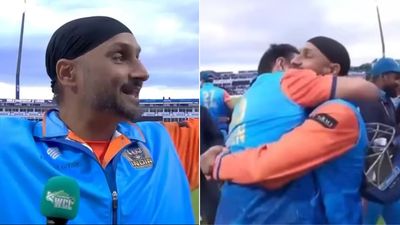 पाकिस्तान को पीटने के बाद साथी खिलाड़ी को गले लगा इमोशनल हुए हरभजन सिंह, सोशल मीडिया पर वीडियो वायरल हरभजन सिंह ने इरफान पठान को गले लगाया