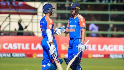 IND vs ZIM: यशस्वी जायवाल का शतक चूका तो फैंस ने शुभमन गिल को बनाया निशाना, कहा- 'ऐसा सेल्फिश खिलाड़ी नहीं देखा' बैटिंग के दौरान यशस्वी जायसवाल और शुभमन गिल