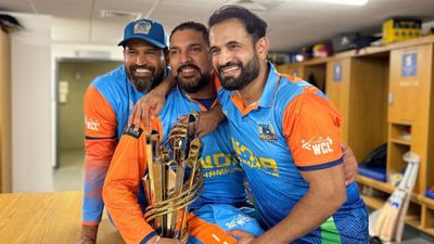 पाकिस्तान को पीटकर World Championship of Legends जीतने के बाद युवराज सिंह का मजेदार पोस्ट, बोले- लड़के नहीं, इन आदमियों ने... ट्रॉफी के साथ युवराज सिंह (बीच में)