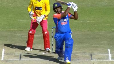 संजू सैमसन का हवाई फायर, लगाया इतना लंबा छक्का, गेंद तक खो गई, टी20 क्रिकेट में बड़ा कीर्तिमान भी रचा, Video छक्का लगाते संजू सैमसन