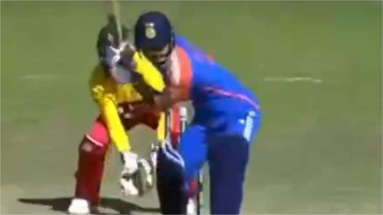 IND vs ZIM: रियान पराग का खतरनाक शॉट, स्पिनर को दागा 107 मीटर का गगनचुंबी छक्का, स्टेडियम के छत पर गई बॉल IND vs ZIM: रियान पराग का खतरनाक शॉट, स्पिनर को दागा 107 मीटर का गगनचुंबी छक्का, स्टेडियम के छत पर गई बॉल