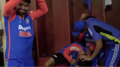 रिंकू सिंह बने बेस्ट फील्डर तो शुभमन गिल ने सबके सामने इस खिलाड़ी की कर दी पिटाई, जानिए पूरा मामला, Video रिंकू सिंह, शुभमन गिल और रवि बिश्नोई