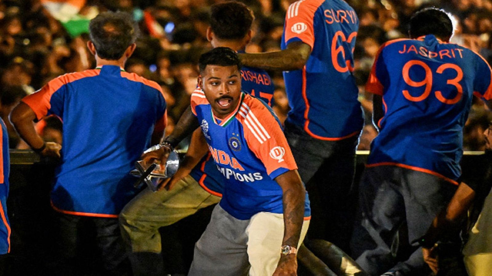 हार्दिक पंड्या पर टी शर्ट के बाद फैन ने फेंकी बॉल, फिर बस परेड में भारतीय ऑलराउंडर ने किया हैरान करने वाला काम, Video  हार्दिक पंड्या पर टी शर्ट के बाद फैन ने फेंकी बॉल, फिर बस परेड में भारतीय ऑलराउंडर ने किया हैरान करने वाला काम, Video