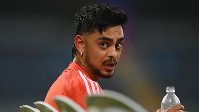 IND vs SL : गौतम गंभीर श्रीलंका दौरे पर किस धुरंधर का डेब्यू कराने वाले हैं? इशान किशन की छुट्टी के साथ उठाया जाएगा ये बड़ा कदम टीम इंडिया के एक मैच से पहले प्रैक्टिस के दौरान इशान किशन