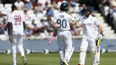 ENG vs WI: बेन स्टोक्स की टीम का टेस्ट में धमाका, 28 गेंद में 50 रन ठोक 147 सालों के टेस्ट क्रिकेट इतिहास में किया ये करिश्मा 50 रन ठोकने के बाद बेन डकेट को बधाई देते ओली पोप