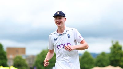 इंग्लैंड के दिग्गज ऑलराउंडर एंड्रयू फ्लिंटॉफ के बेटे ने 16 साल की उम्र में जड़ा धमाकेदार शतक, श्रीलंका पर मंडराया हार का संकट श्रीलंका के खिलाफ मैच से पहले रॉकी फ्लिंटॉफ