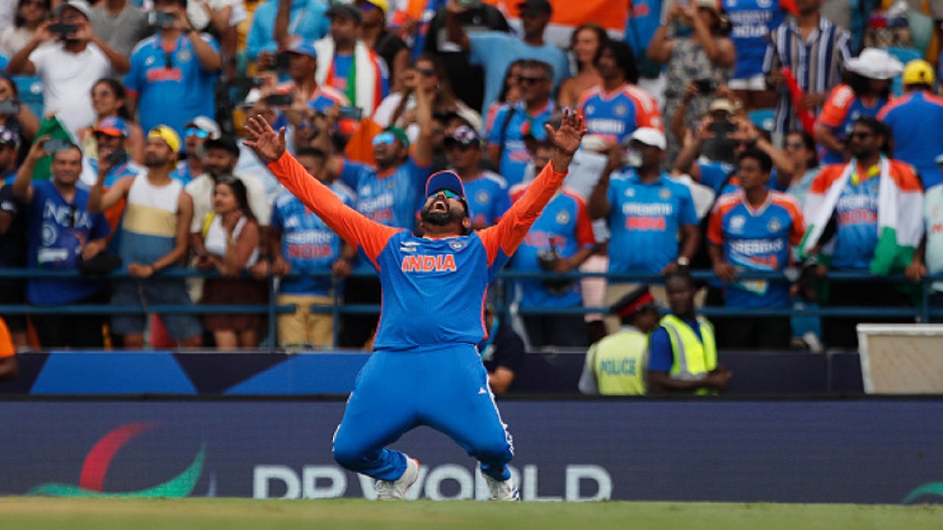'मैच खत्‍म नहीं हुआ है', T20 World Cup निकलता देख रोहित शर्मा बने 'बाहुबली', हार मान चुके खिलाड़ियों में आखिरी पल ऐसे भरा जोश
