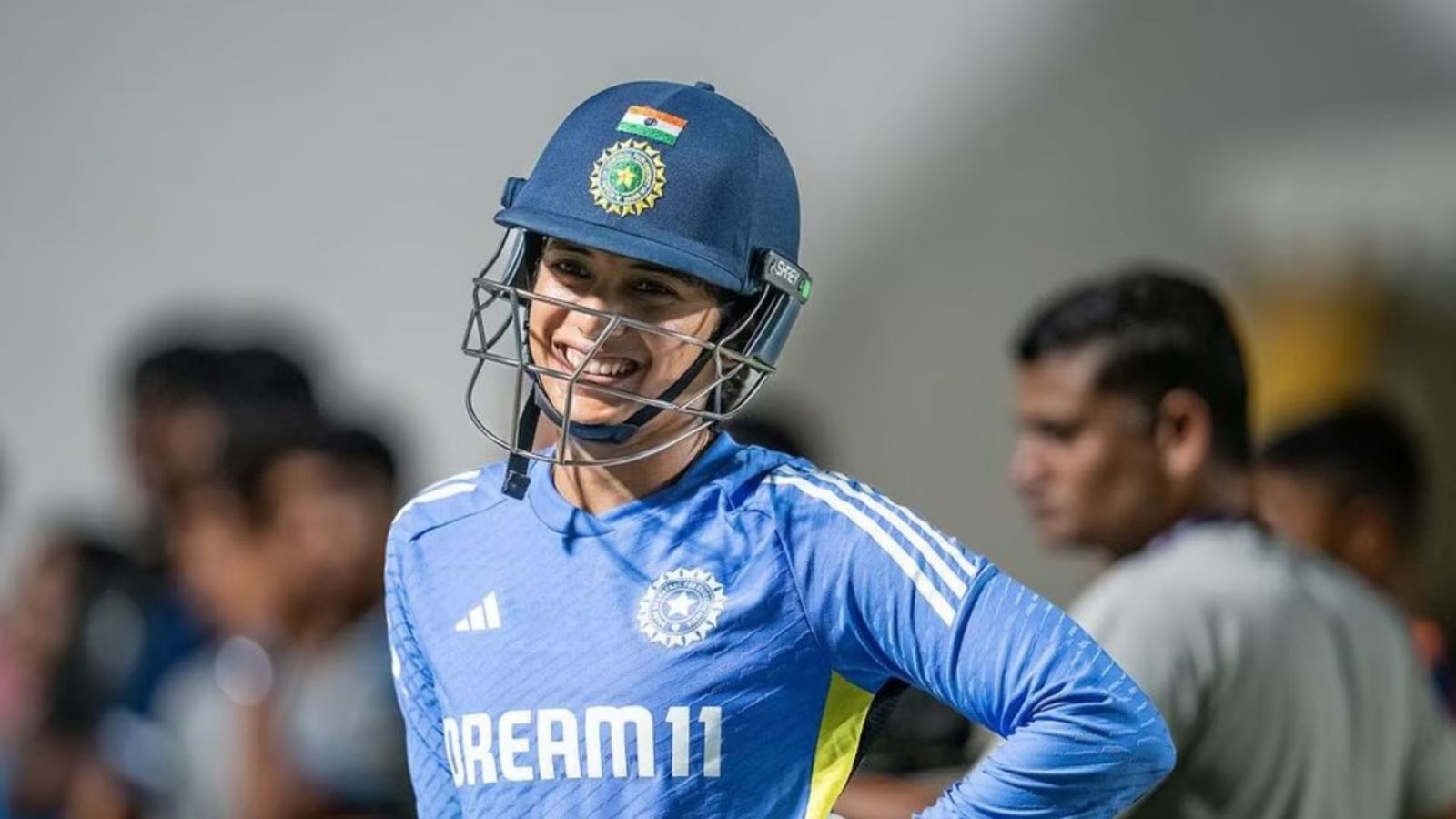 व्हीलचेयर पर मिलने आई स्मृति मांधना की श्रीलंकाई फैन, भारतीय स्टार ने खास तोहफा देकर जीता लाखों लोगों का दिल व्हीलचेयर पर मिलने आई स्मृति मांधना की श्रीलंकाई फैन, भारतीय स्टार ने खास तोहफा देकर जीता लाखों लोगों का दिल