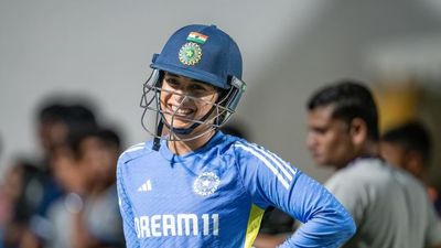 व्हीलचेयर पर मिलने आई स्मृति मांधना की श्रीलंकाई फैन, भारतीय स्टार ने खास तोहफा देकर जीता लाखों लोगों का दिल  टीम इंडिया की बल्लेबाज स्मृति मांधना