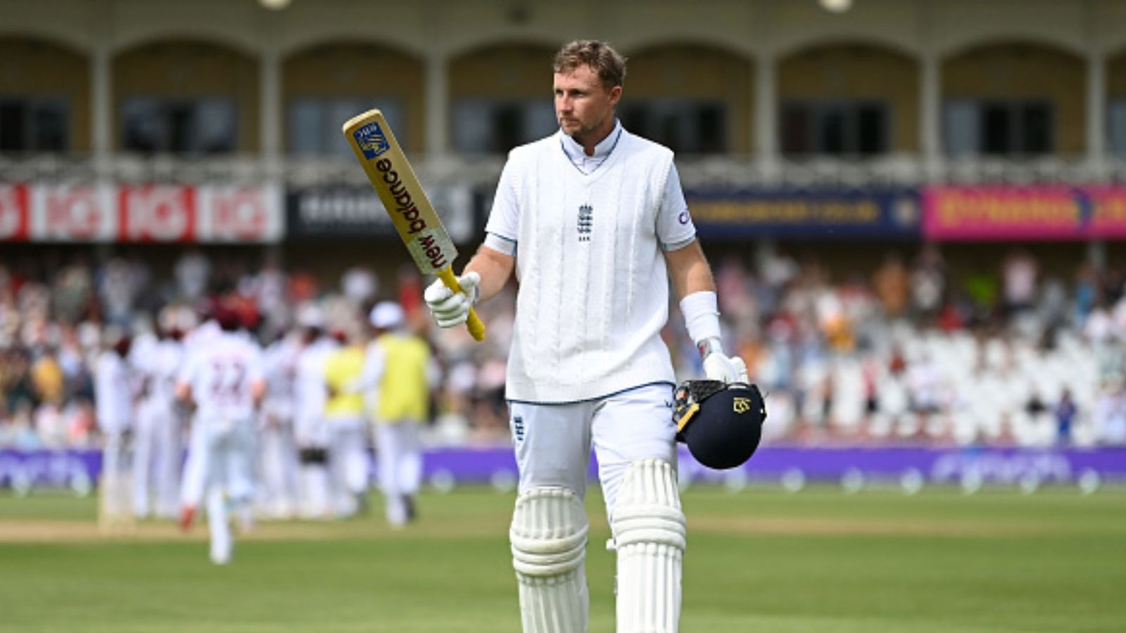 Joe Root Century : जो रूट ने शतक जड़ कर रचा इतिहास, कोहली को काफी पीछे छोड़ रोहित शर्मा के बड़े मुकाम पर रखा कदम Joe Root Century : जो रूट ने शतक जड़ कर रचा इतिहास, कोहली को काफी पीछे छोड़ रोहित शर्मा के बड़े मुकाम पर रखा कदम