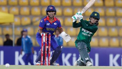 PAK vs NEP : पाकिस्तान ने 9 विकेट की धमाकेदार जीत से सेमीफाइनल के लिए ठोका दावा, महिला एशिया कप से बाहर होने की दहलीज पर नेपाल PAK vs NEP मैच के दौरान शॉट खेलती पाकिस्तान की मुनीबा अली