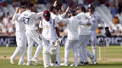 ENG vs WI : जो रूट और हैरी ब्रूक के शतकों व बशीर के पंजे से इंग्लैंड ने सीरीज पर जमाया कब्ज़ा, वेस्टइंडीज को 241 रनों से रौंदा  ENG vs WI मैच में वेस्टइंडीज के बलेल्बाज विकेट लेने के बाद इंग्लैंड के खिलाड़ी