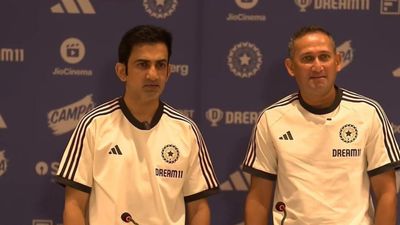 Gautam Gambhir: टीम इंडिया के हेड कोच का श्रीलंका जाने से पहले विस्फोटक बयान, कहा- गौतम गंभीर की अहमियत नहीं है लेकिन... प्रेस कॉन्फ्रेंस में गौतम गंभीर और अजीत अगरकर