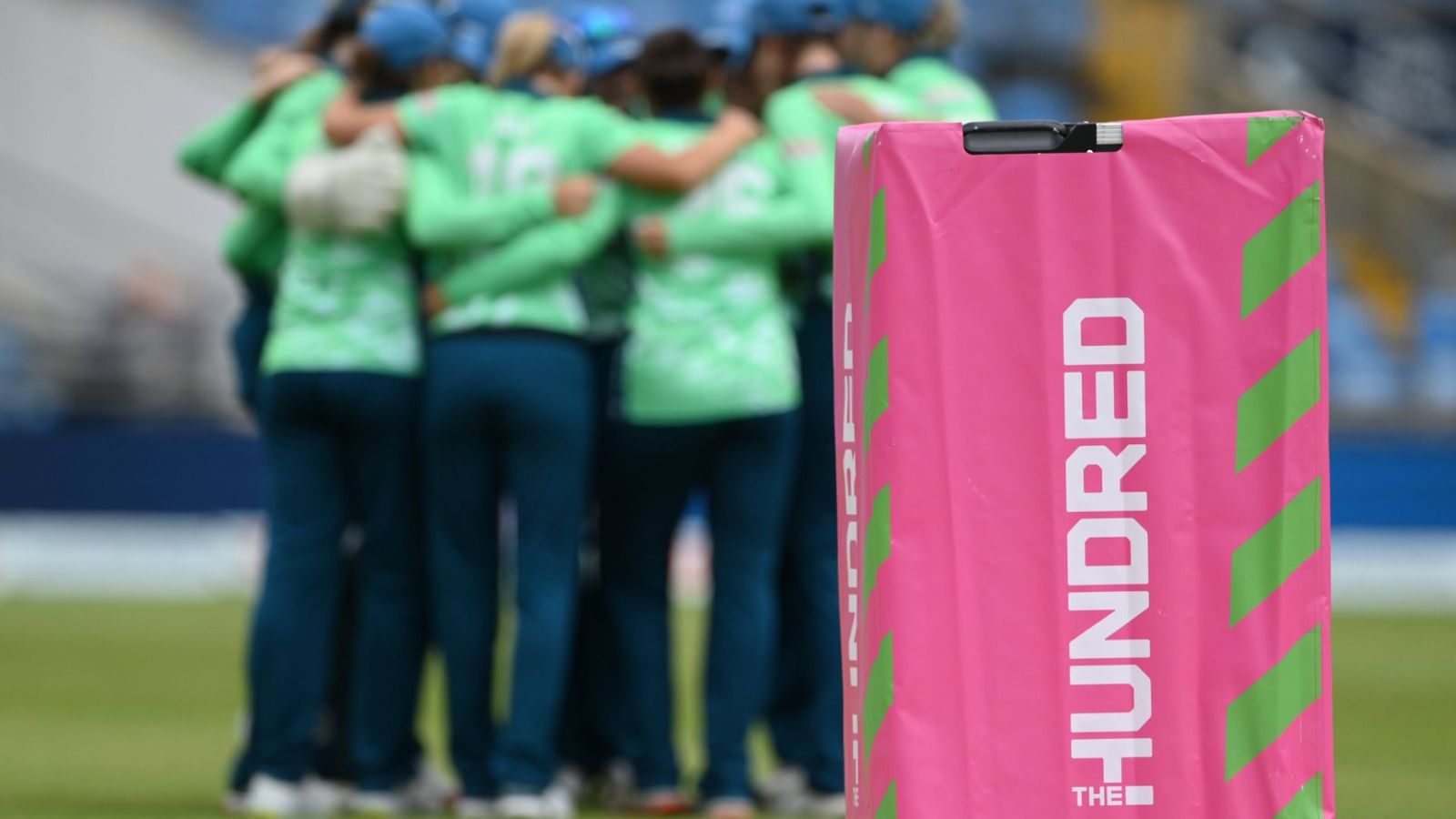 इंग्लैंड की The Hundred लीग में टीमें खरीदने को तैयार आईपीएल फ्रेंचाइज मालिक, इस शर्त ने अटकाया मामला इंग्लैंड की The Hundred लीग में टीमें खरीदने को तैयार आईपीएल फ्रेंचाइज मालिक, इस शर्त ने अटकाया मामला