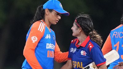 Women's Asia Cup: स्मृति मांधना ने नेपाल के खिलाफ क्यों नहीं की बैटिंग? टीम इंडिया के सेमीफाइनल में पहुंचने के बाद किया खुलासा नेपाल के प्लेयर्स से जीत के बाद हाथ मिलातीं स्मृति मांधना