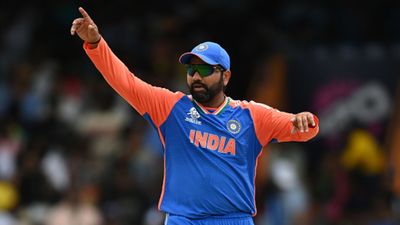 रोहित शर्मा पर सबसे बड़ा जुबानी हमला, भारत के दिग्गज ओपनर ने कहा-वो मैदान पर बेहोश हो जाएंगे, देखें वायरल बयान का वीडियो टी20 वर्ल्ड कप 2024 में एक मैच के दौरान रोहित शर्मा